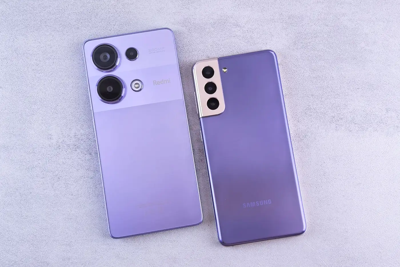 Deux smartphones seconde main posés côte à côte pour comparaison