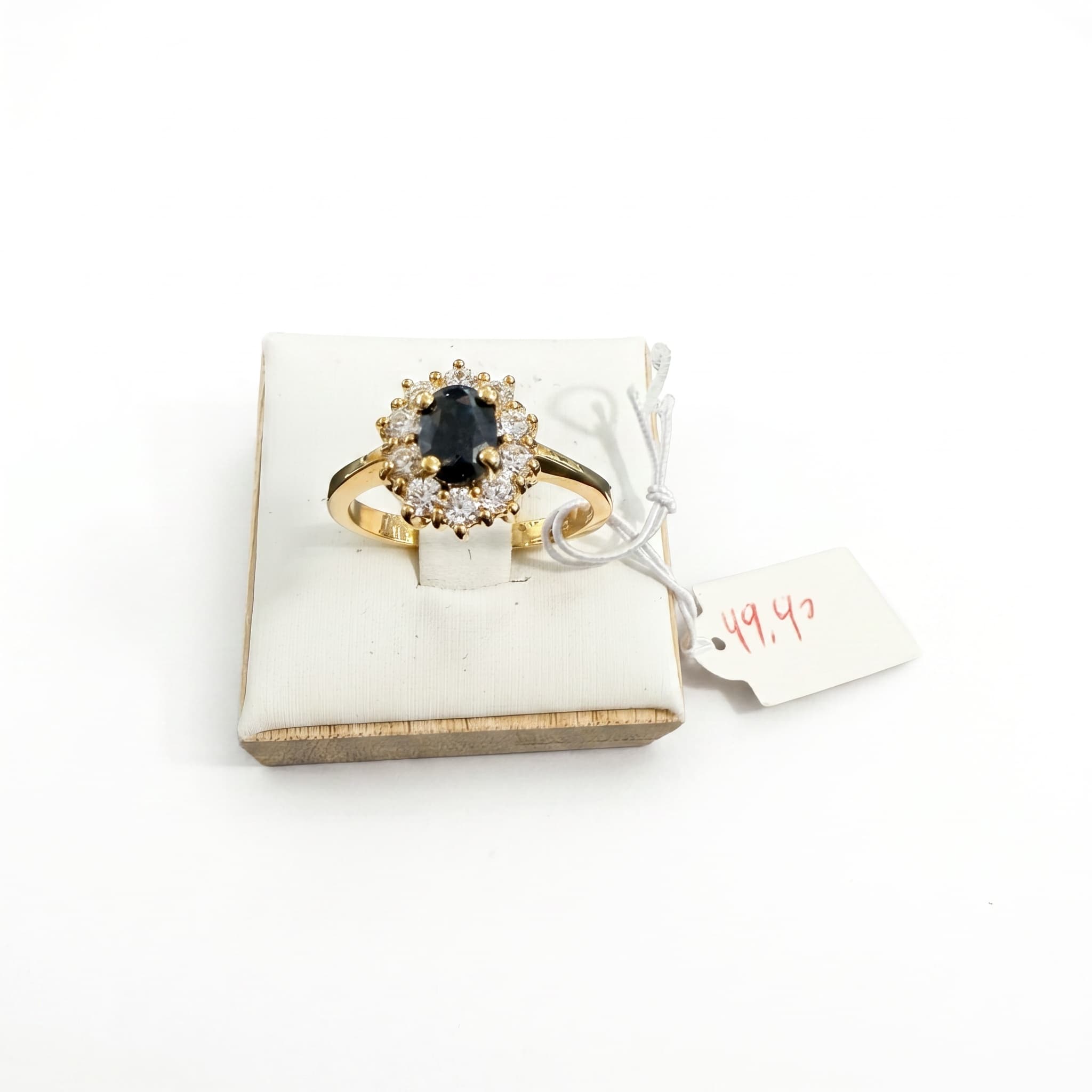 Bague marguerite saphir bleu fonce ovale halo zircons dorée