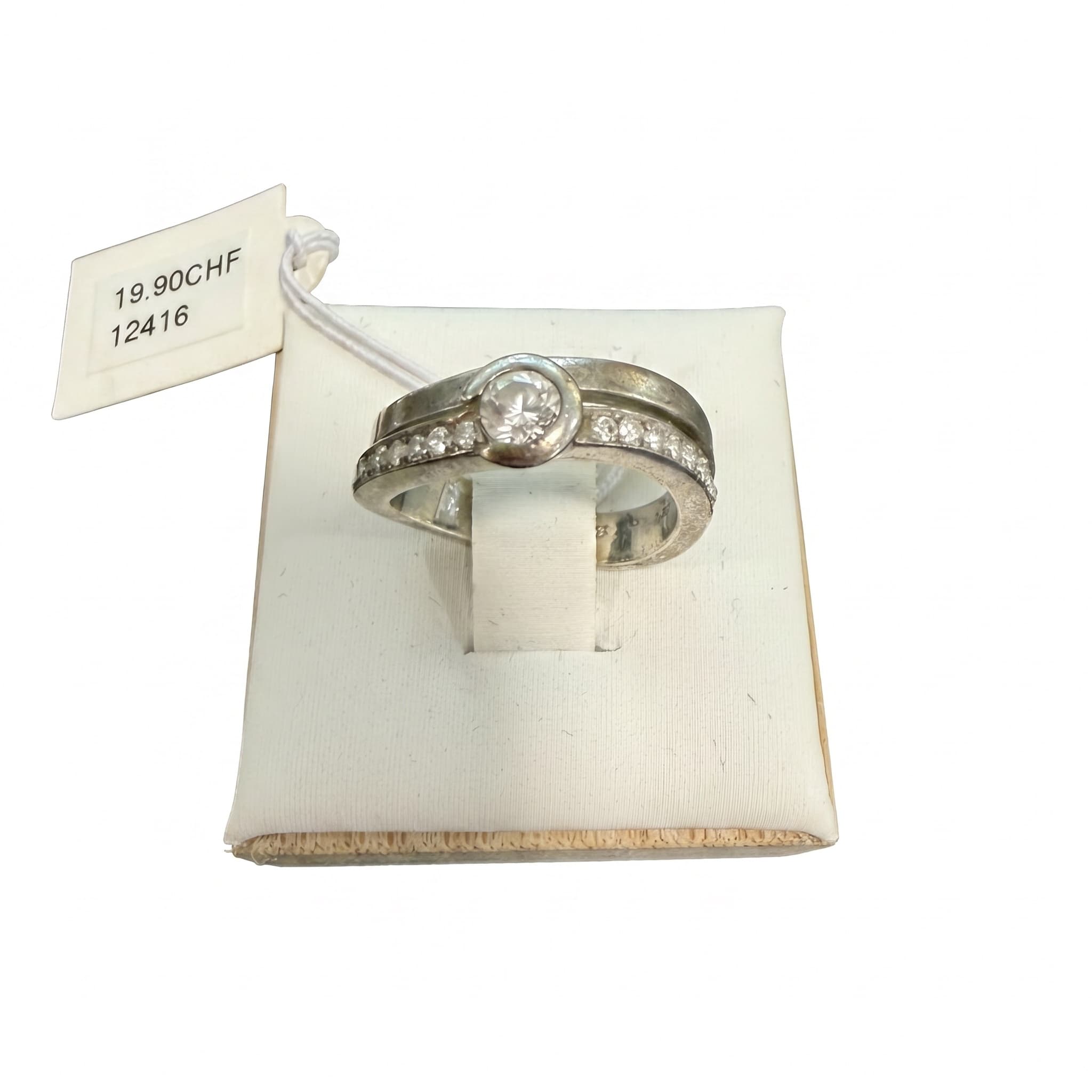 Bague solitaire zircon serti clos épaules pavees argentée