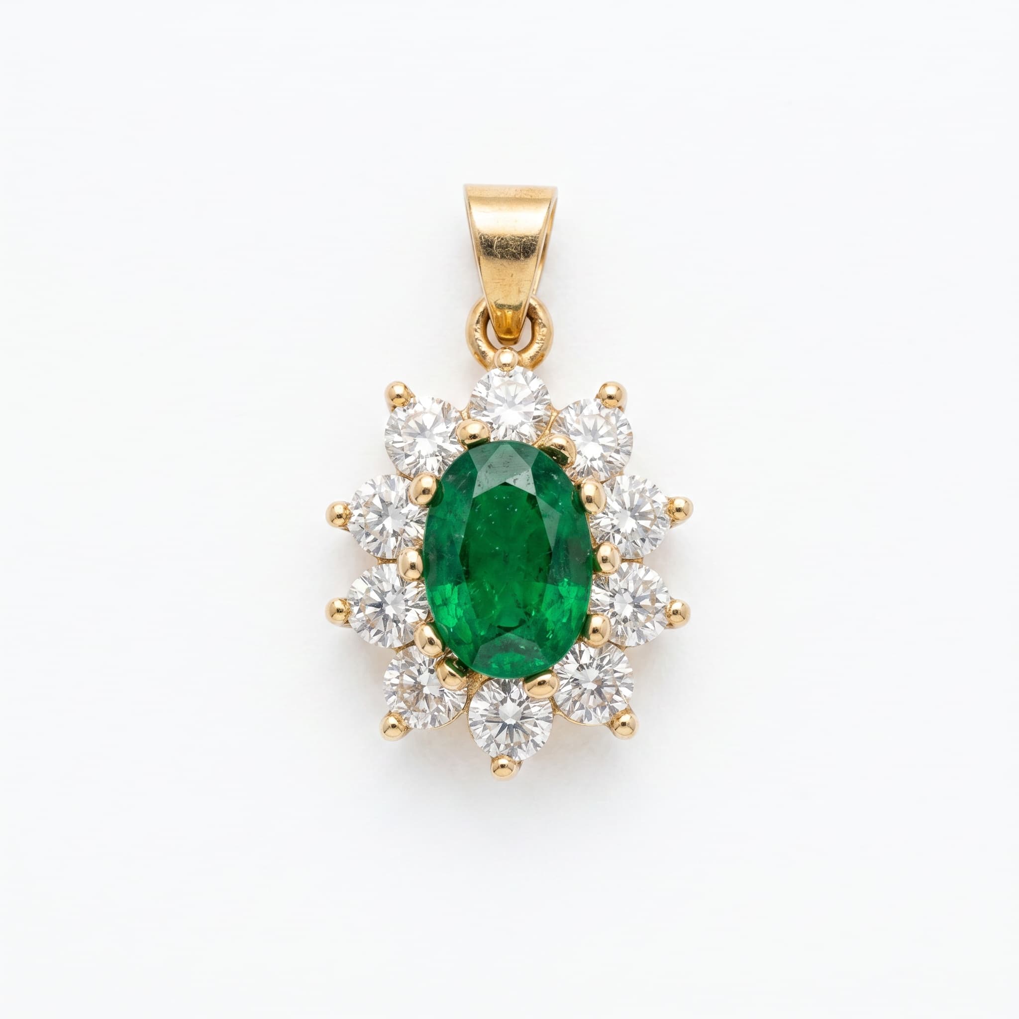 Pendentif ovale émeraude verte halo zircons doré