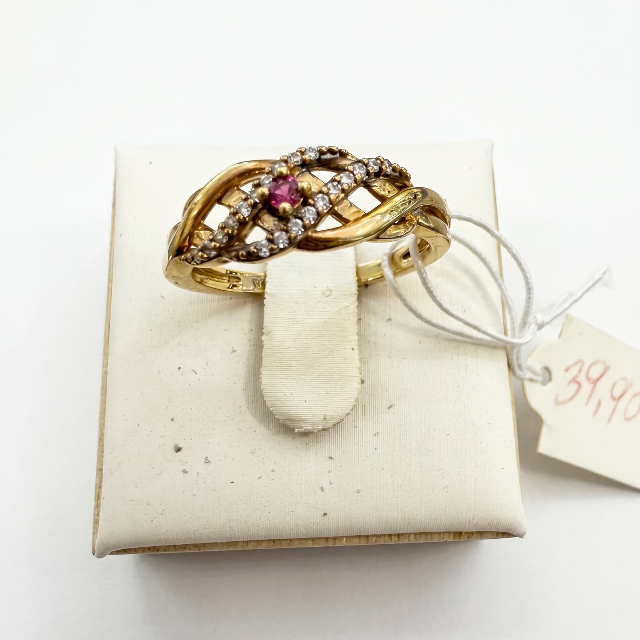 Bague tressée ajouree pierre rose et zircons dorée
